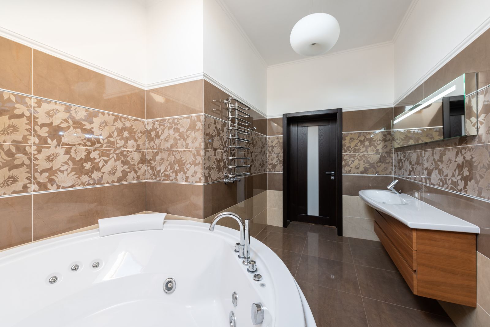 Baño contemporáneo con revestimientos claros